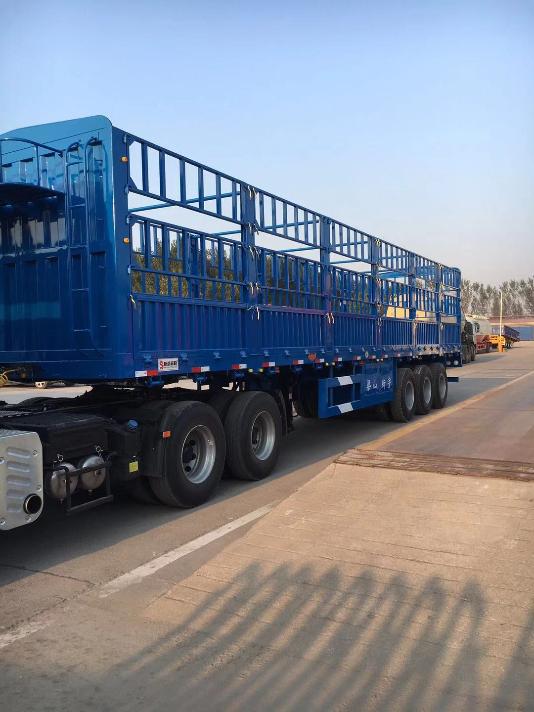 倉(cāng)柵式半掛車(chē)廠(chǎng)家